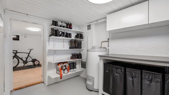 Betonggulv og malte betongvegger. På vaskerom ble det lagt om fra kobber til rør i rør til vask og vaskemaskin i 2024, utført av Midbøe AS.