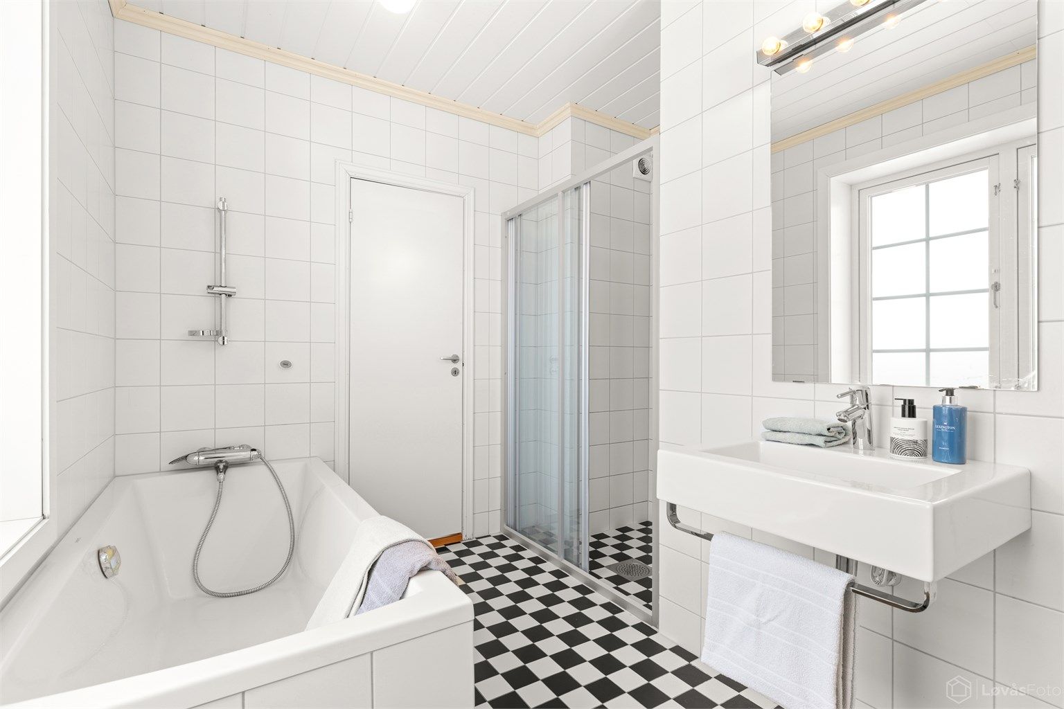 Både badekar og dusj