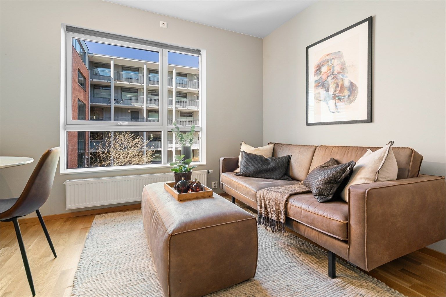 Oppvarming via radiatorer med vannbåren varme sikrer en jevn og behagelig temperatur i rommet.