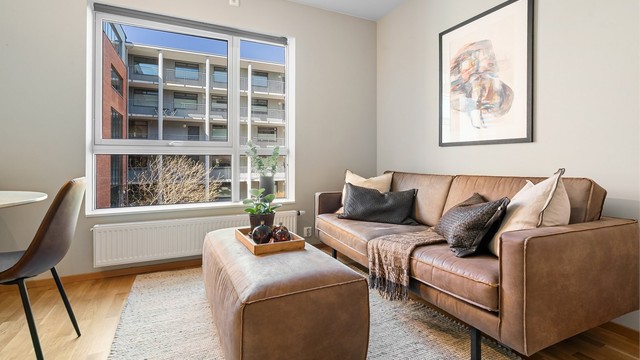 Oppvarming via radiatorer med vannbåren varme sikrer en jevn og behagelig temperatur i rommet.