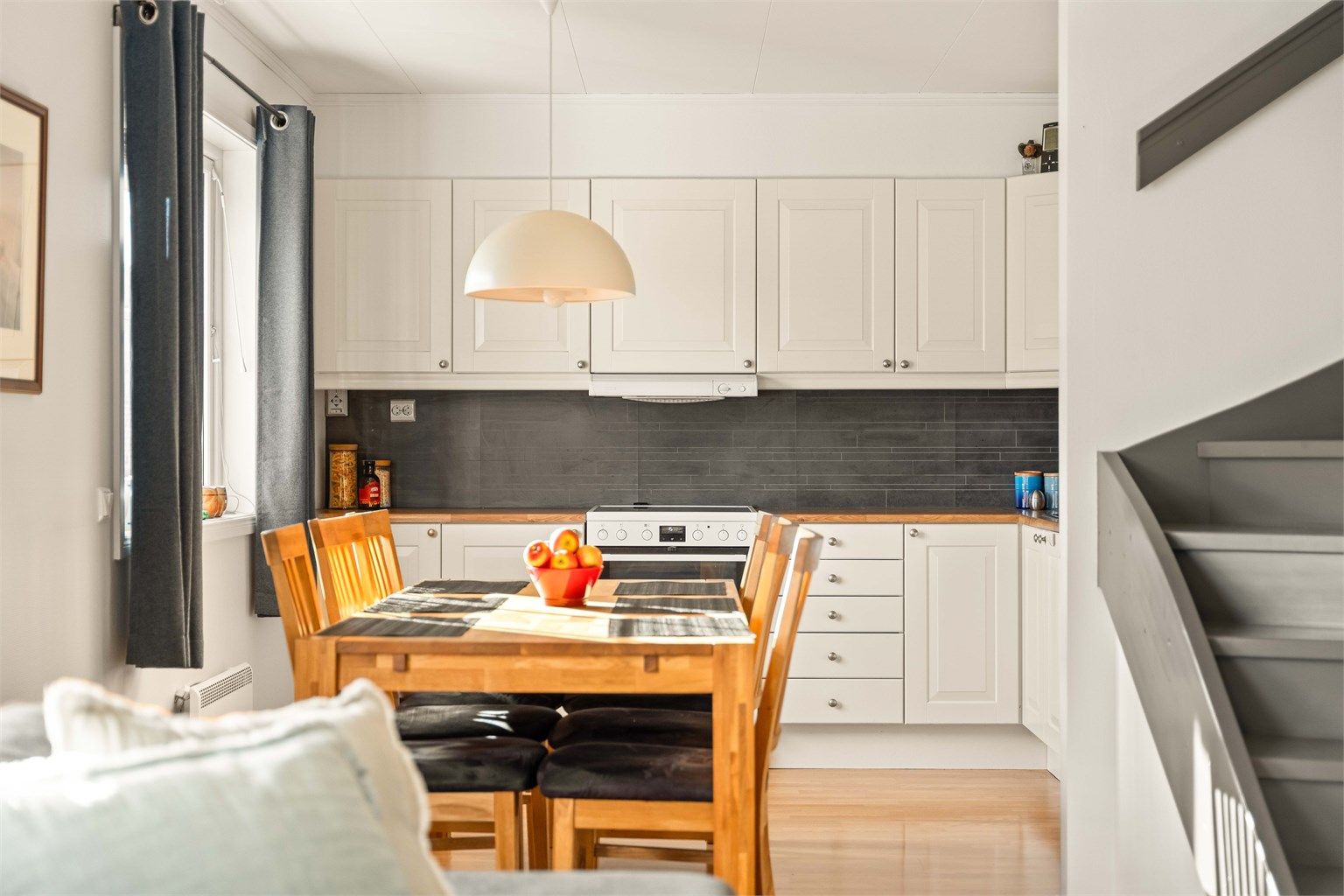 Kjøkkeninnredning fra Trysilhus med profilerte fronter og laminert benkeplate.