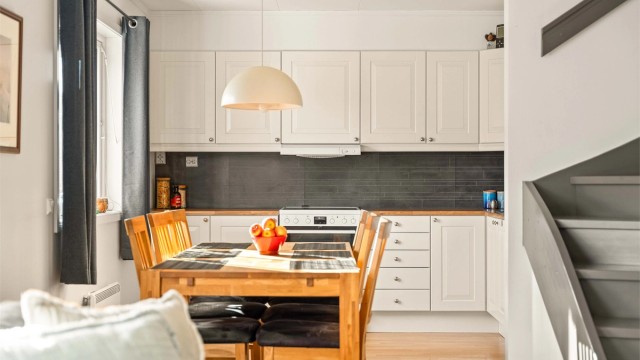 Kjøkkeninnredning fra Trysilhus med profilerte fronter og laminert benkeplate.