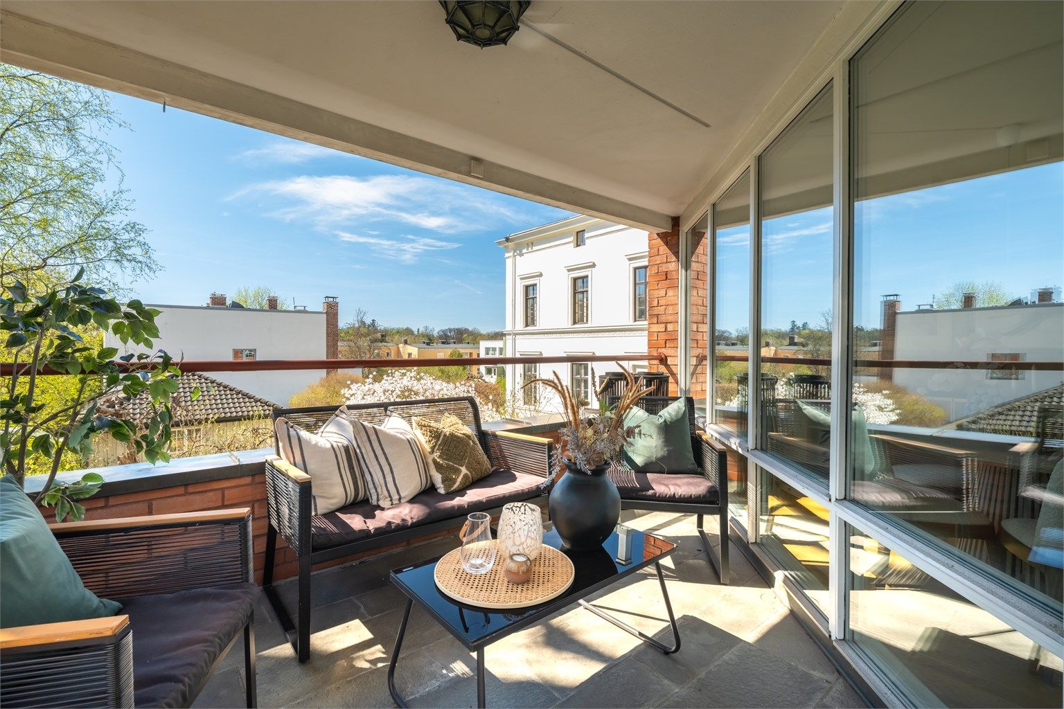 Sydvestvendt terrasse på 8 kvm med hyggelig utsikt til rolige områder. Foto: Chris Borowiak