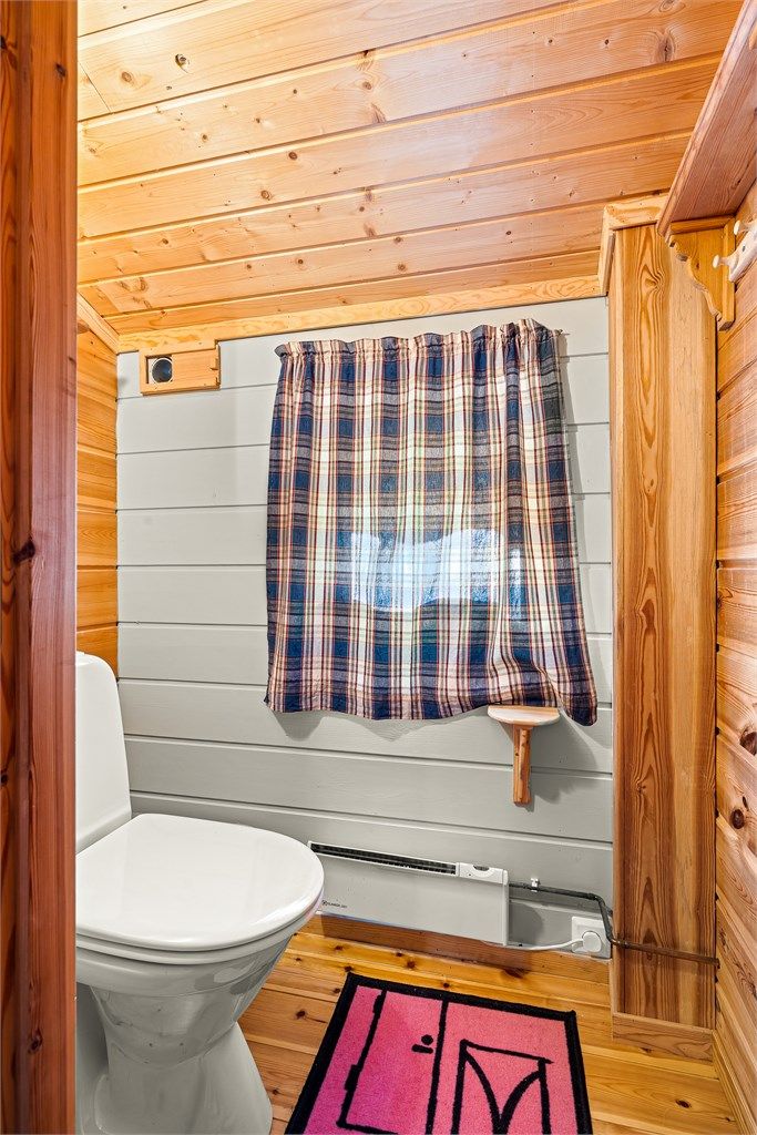 På toalettrommet gir malte flater og ubehandlet treverk gode kontraster.