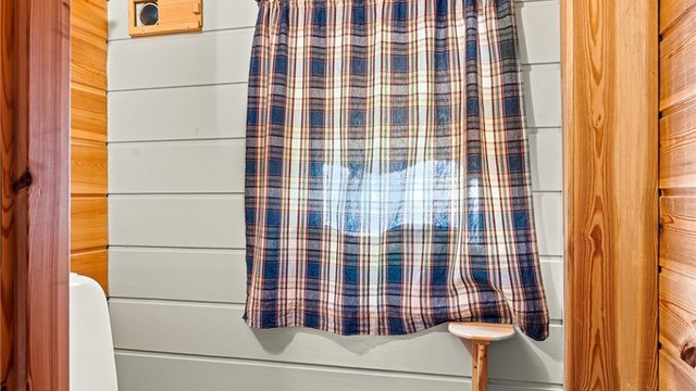 På toalettrommet gir malte flater og ubehandlet treverk gode kontraster.