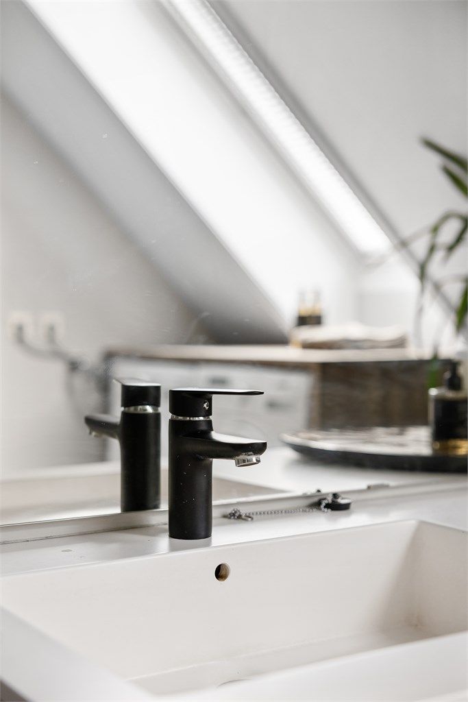 Moderne, sort blandebatteri på badet.