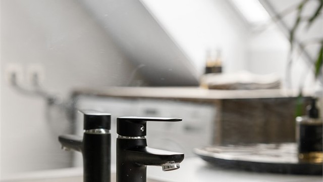 Moderne, sort blandebatteri på badet.