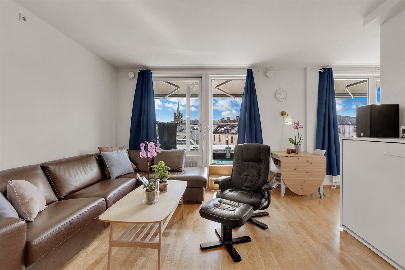 Store vindusflater bidrar med rikelig naturlig lysinnslipp.