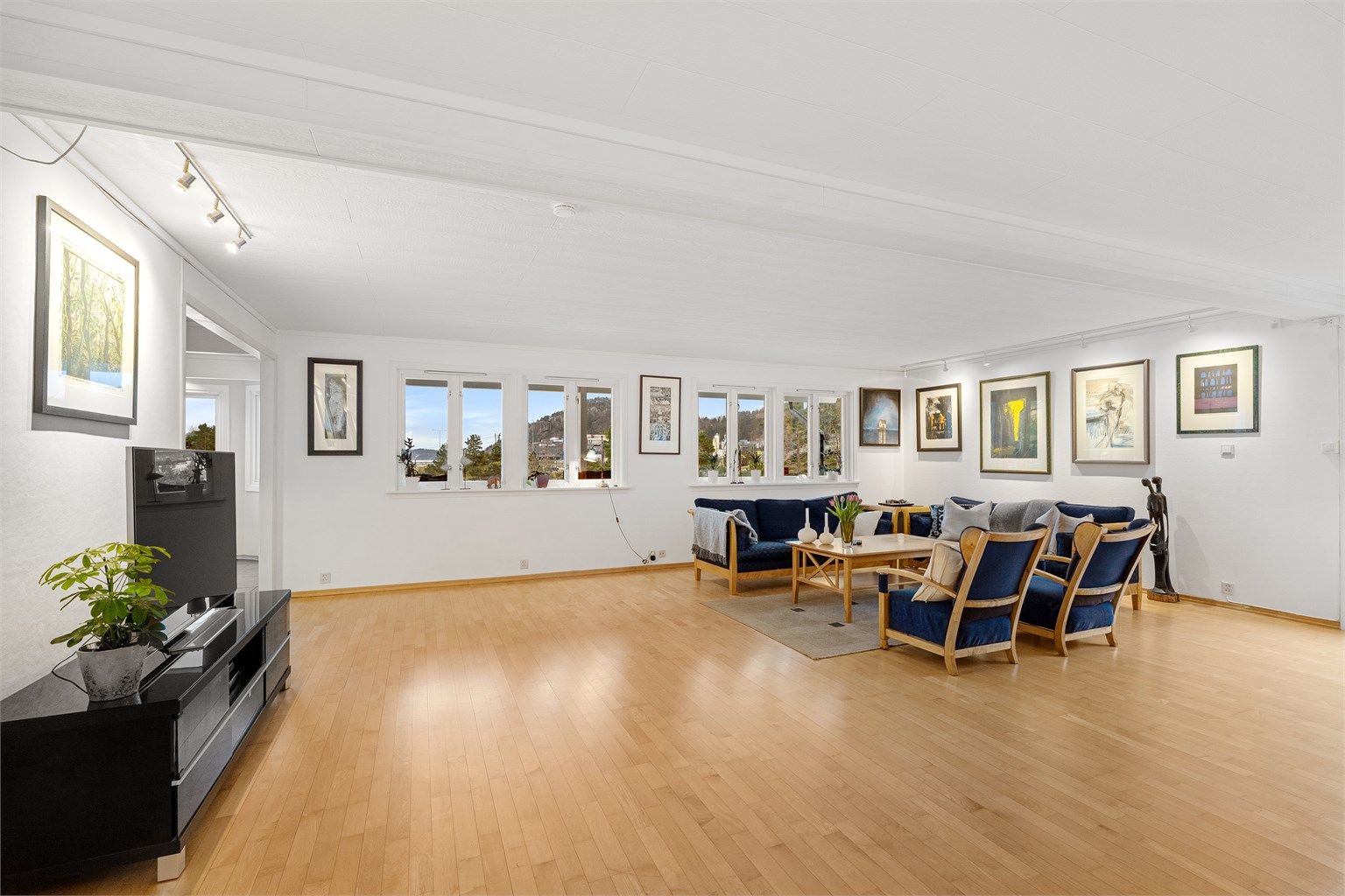 Stor og lys stue med god plass til både sofagruppe og spiseavdeling.