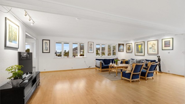 Stor og lys stue med god plass til både sofagruppe og spiseavdeling.