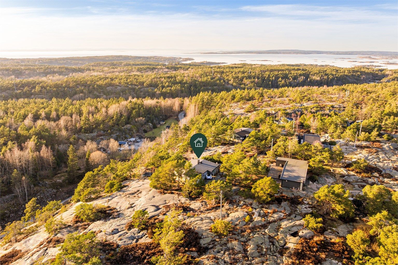 Det er ingen annen bebyggelse vest for denne eiendommen på Liatoppen - kun et naturskjønt landskap å betrakte.