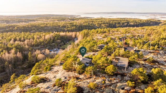 Det er ingen annen bebyggelse vest for denne eiendommen på Liatoppen - kun et naturskjønt landskap å betrakte.