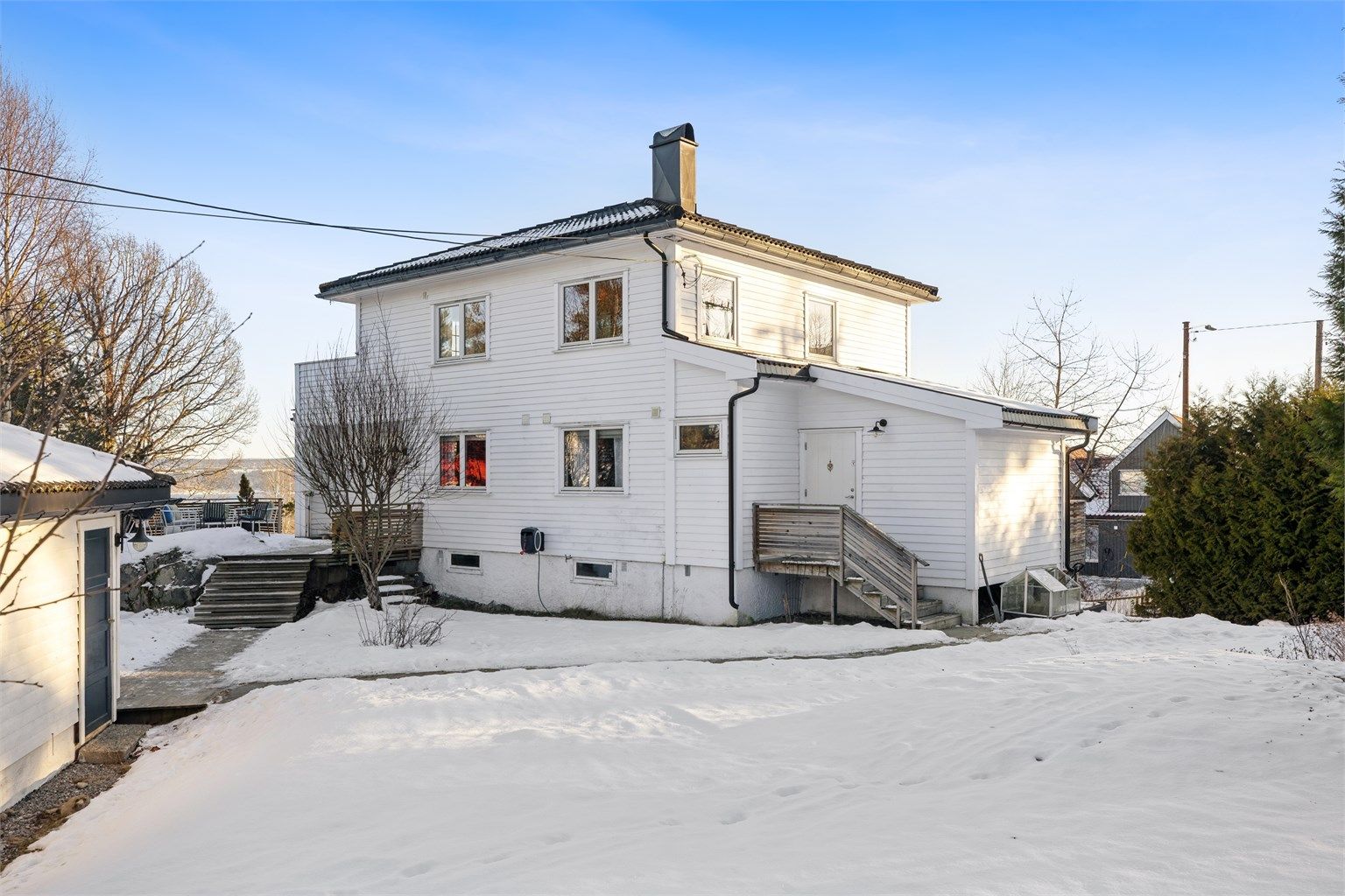 Boligen har en hybel på ca. 30 kvm med egen inngang.