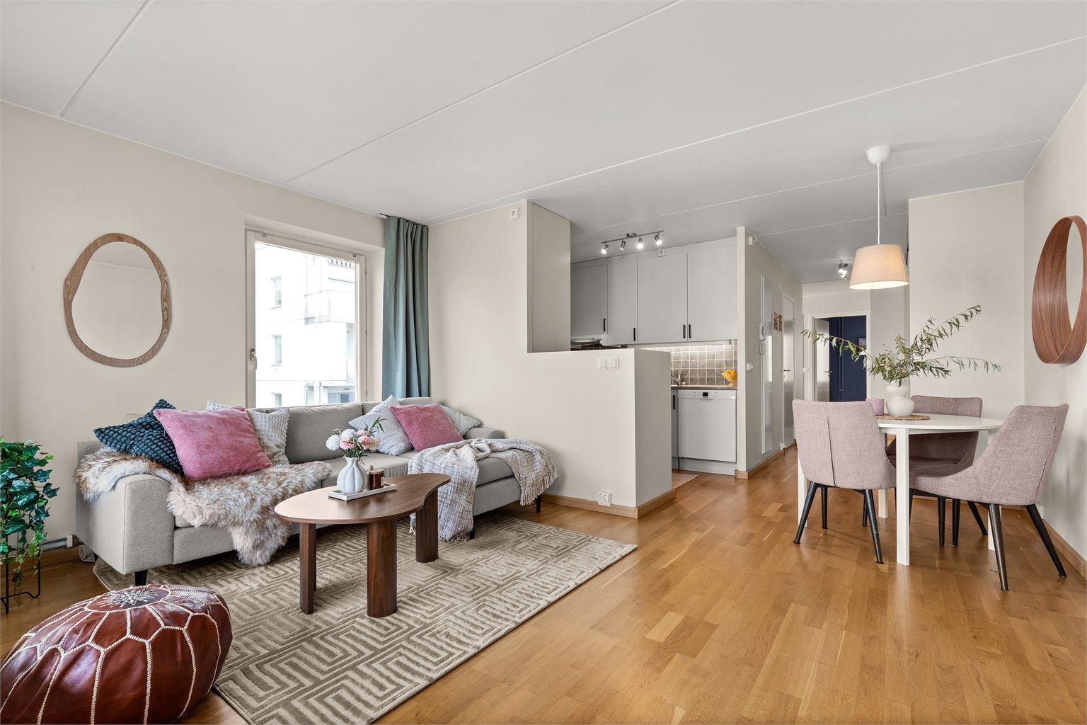 Romslig og tiltalende stue. Her er det god plass til sofa med tilhørende salongbord og tv-seksjon.