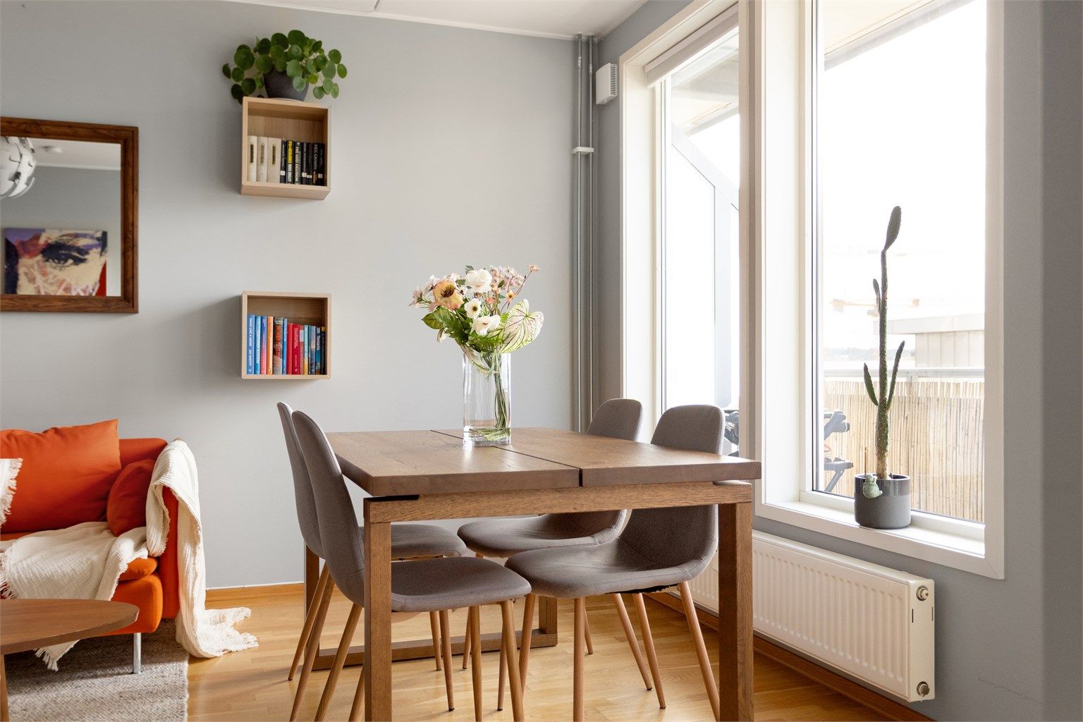 Spiseplassen ligger trivelig til ved de store vinduene som slipper inn rikelig med dagslys og skaper en lys og luftig stemning.