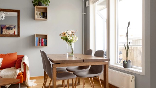Spiseplassen ligger trivelig til ved de store vinduene som slipper inn rikelig med dagslys og skaper en lys og luftig stemning.