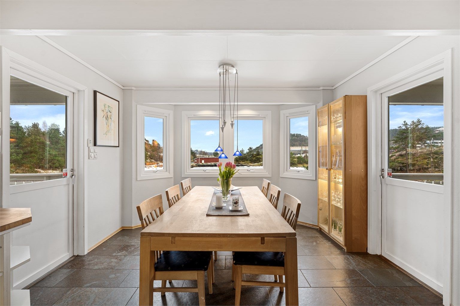 Praktisk utforming med naturlig plass til spisebord, gode lysforhold og fin utsikt.