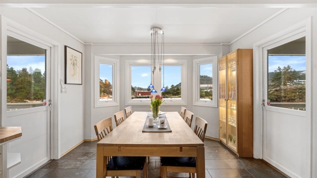 Praktisk utforming med naturlig plass til spisebord, gode lysforhold og fin utsikt.