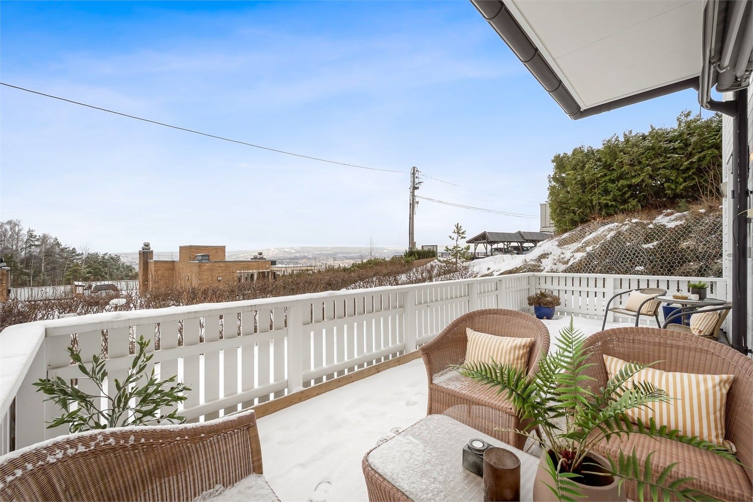 Fra den store terrassen på 20 m² har du en meget fin utsikt og gode solforhold. Foto: Martine Eren Jacobsen.