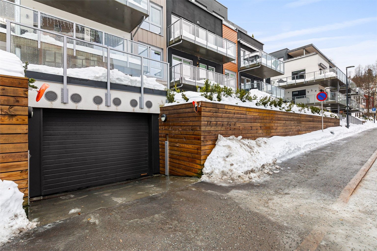 Adkomst til felles garasjekjeller og med heis rett opp til leiligheten