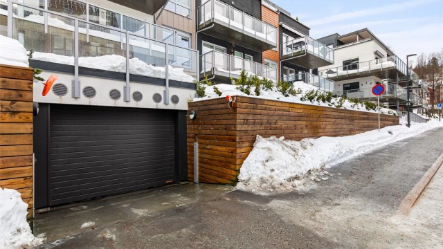 Adkomst til felles garasjekjeller og med heis rett opp til leiligheten