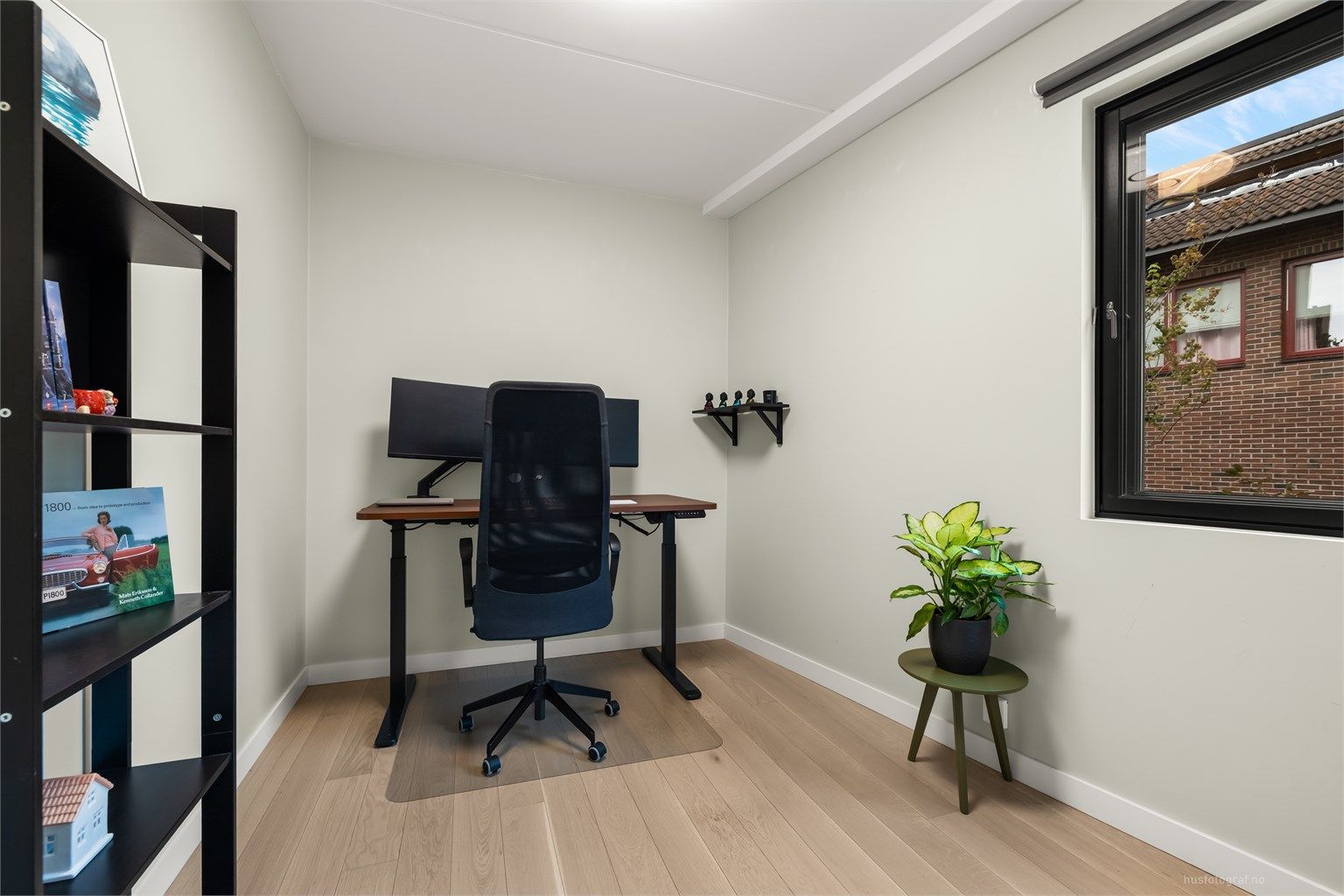 Soverom 3 med parkett på gulv, malte vegger og malt himling