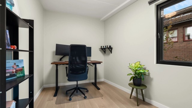 Soverom 3 med parkett på gulv, malte vegger og malt himling