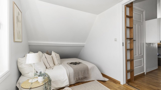 Rett utenfor soverommet er det stige opp til hemsen.