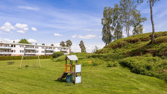 Borettslaget har store grøntarealer i variert landskap