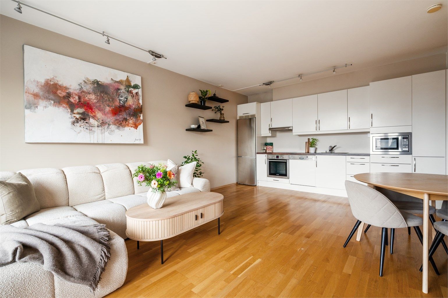 Her bor du sentralt i Nydalen, med umiddelbar nærhet til både byliv og grønne lunger langs Akerselva. Alt av servicetilbud er kun minutter unna.