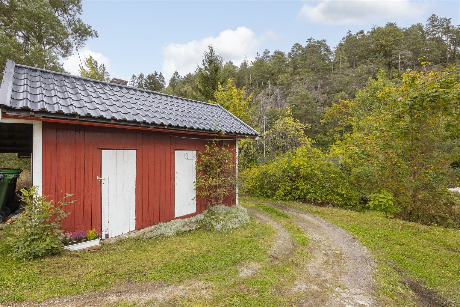 Bryggerhus med vedbod og innredet rom. Tak fra 2023. 