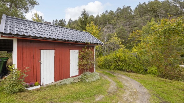 Bryggerhus med vedbod og innredet rom. Tak fra 2023.