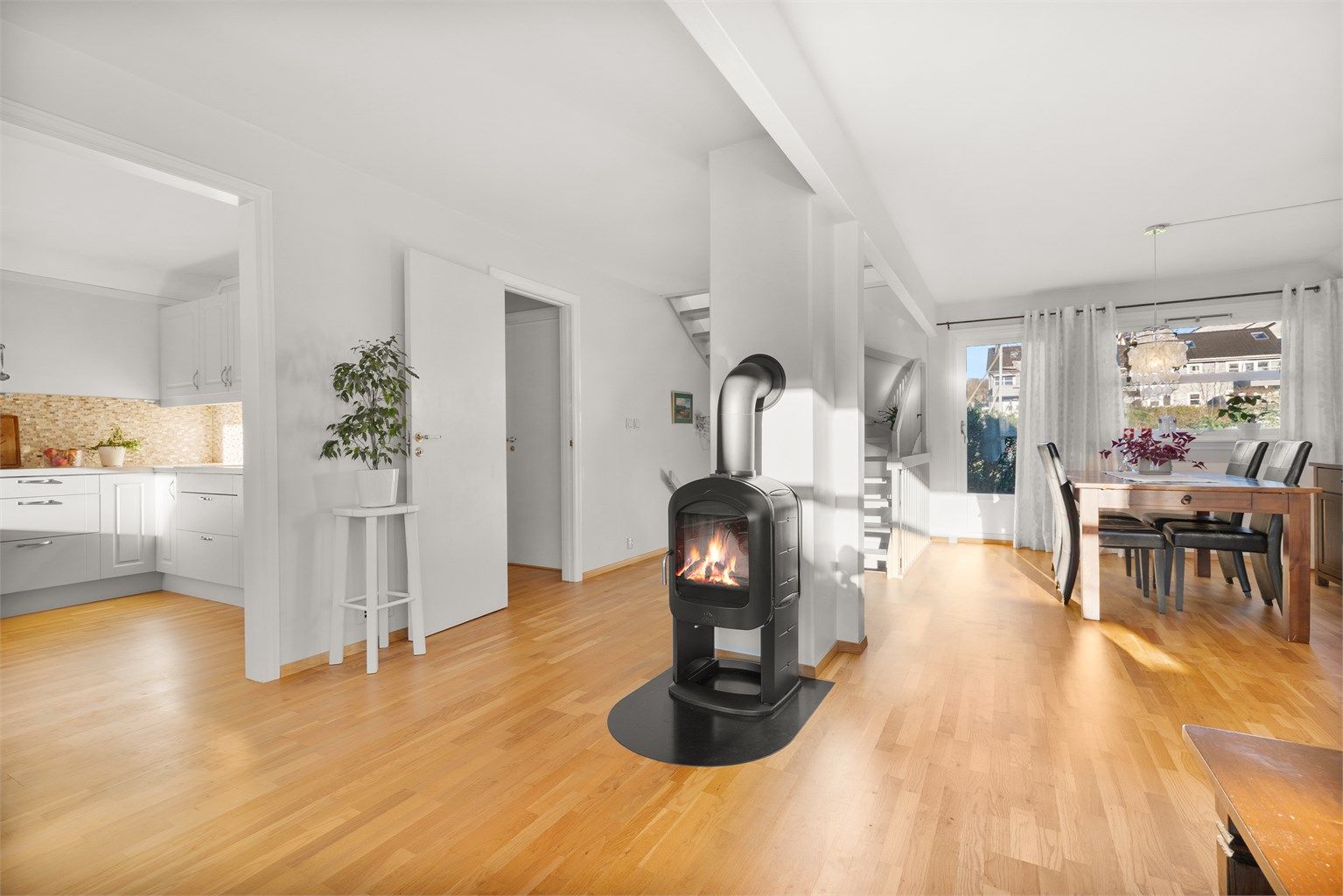 Vedovnen er sentralt plassert og gir god varme til oppholdsrommet.