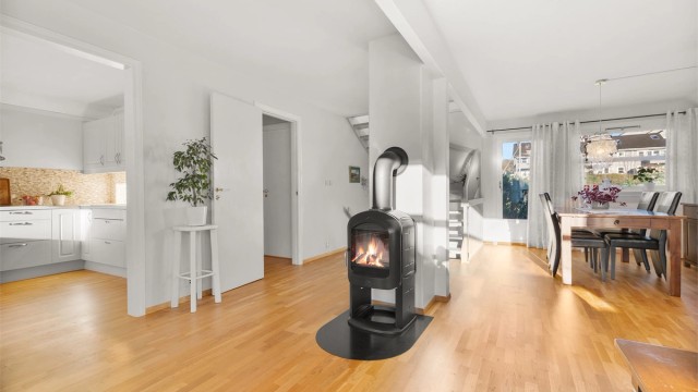 Vedovnen er sentralt plassert og gir god varme til oppholdsrommet.