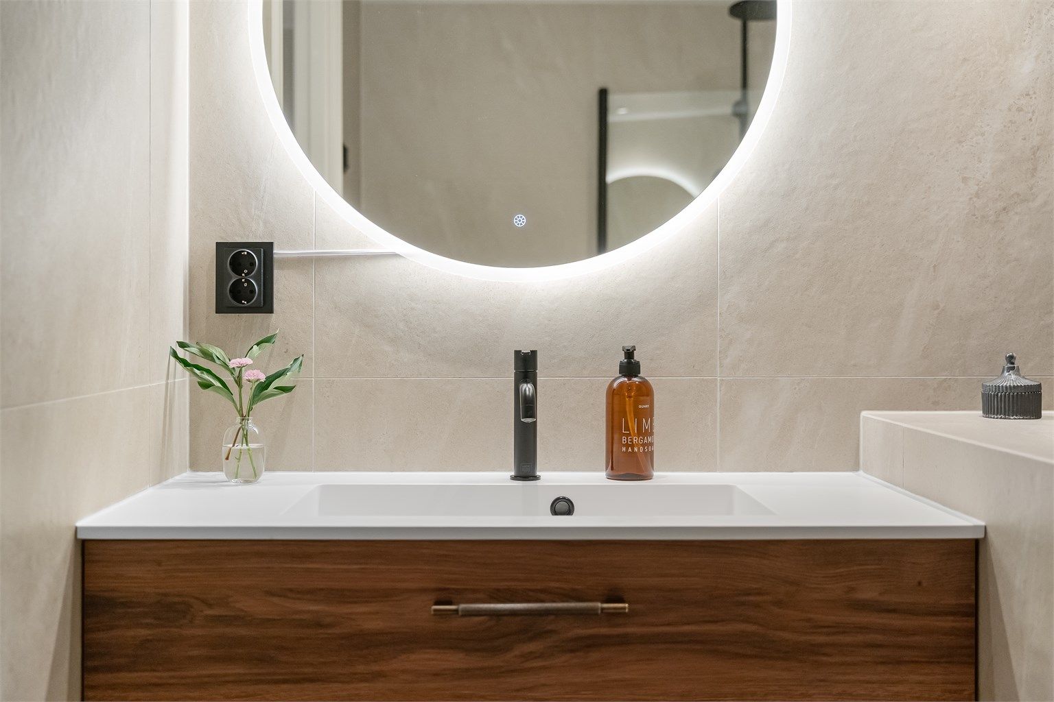 Moderne servantinnredning med speil med integrert belysning.