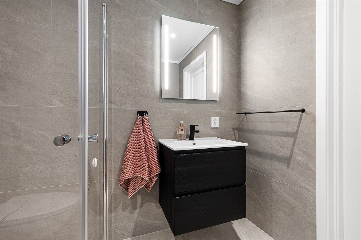 Moderne bad med lekre detaljer.