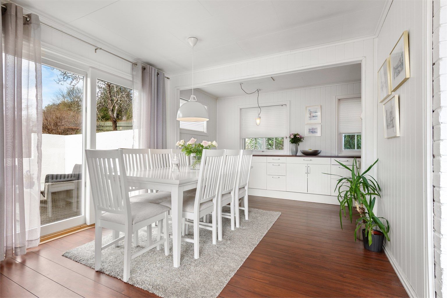 Fra spisestuen er det direkte utgang til terrassen gjennom en skyvedør i treverk med 3-lags energiglass fra 2017.