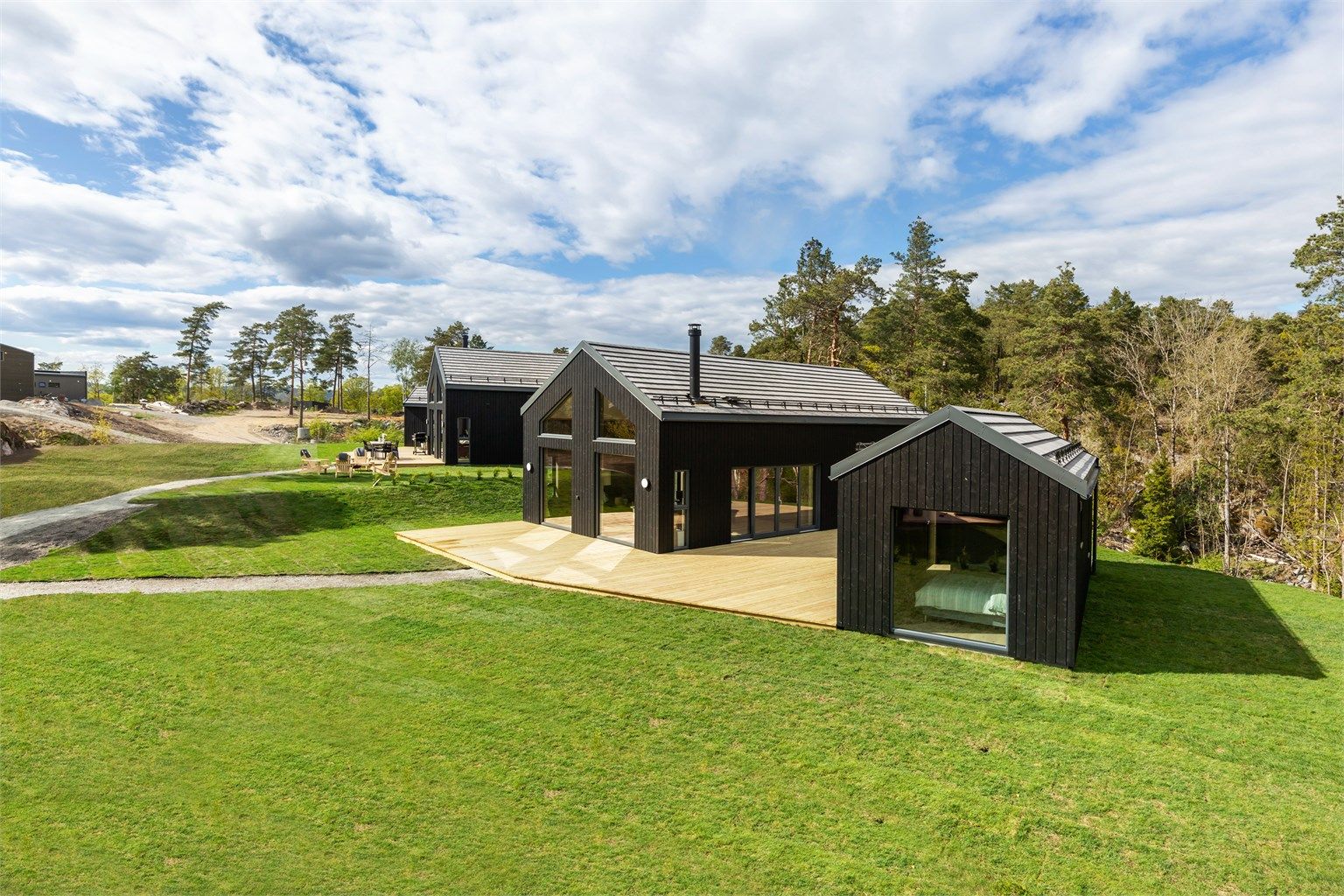 Funksjonell og fint formet familiehytte.