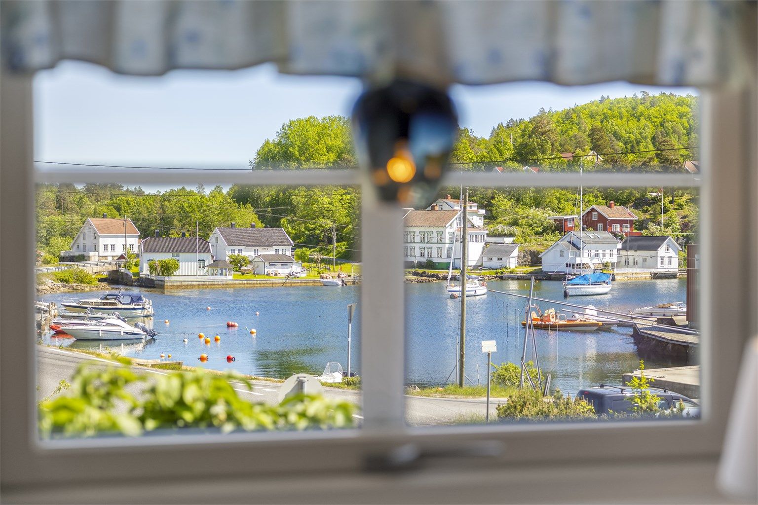 Fra flere av rommene har man direkte utsikt til den lune havna i Sagesund.