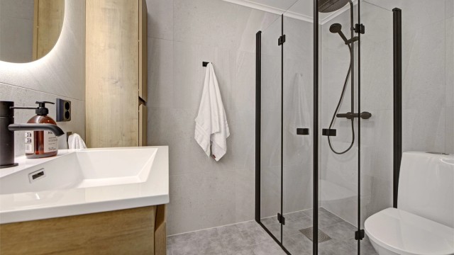 Badet ble oppdatert i 2025, med nye fiser på vegger og ny baderomsinnredning med stilige detaljer. Dusjenhjørne med foldedører og er utstyrt med både hånddusj og takdusj i svart utførelse.