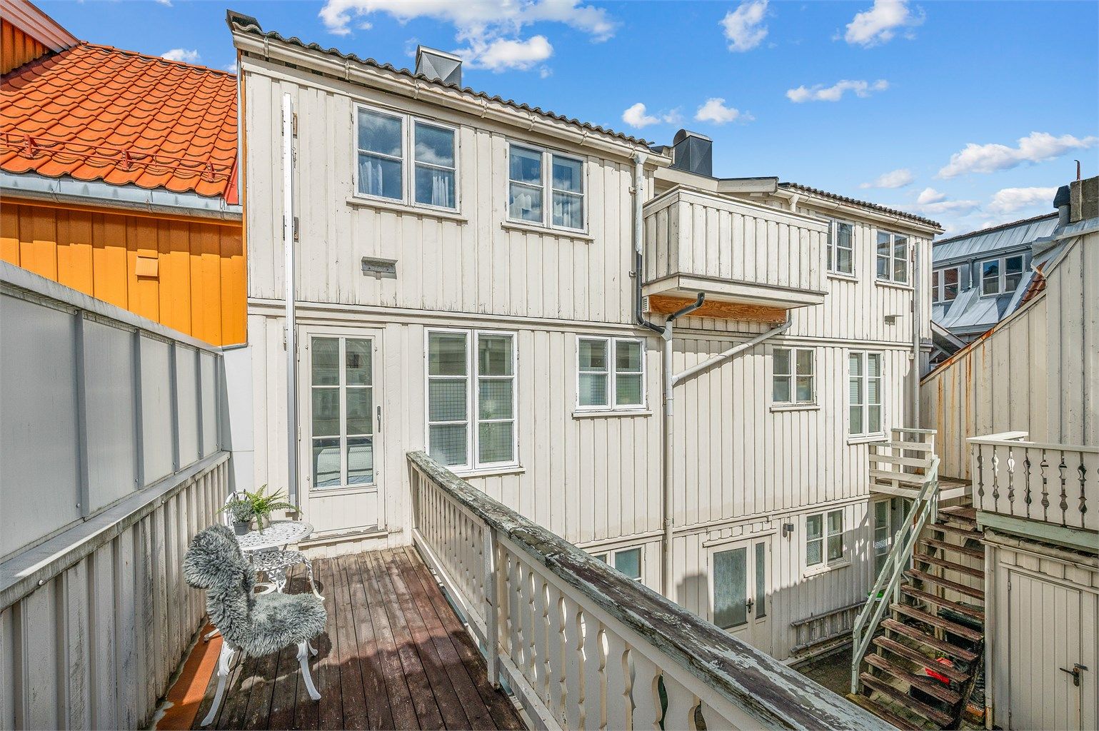 Fra soverommet har man direkte utgang til en felles terrasse som kan benyttes av alle sameierne. Selger opplyser om solgang fra ca. kl. 09:00 til 17:00 på sommerstid. 