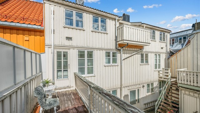 Fra soverommet har man direkte utgang til en felles terrasse som kan benyttes av alle sameierne. Selger opplyser om solgang fra ca. kl. 09:00 til 17:00 på sommerstid.
