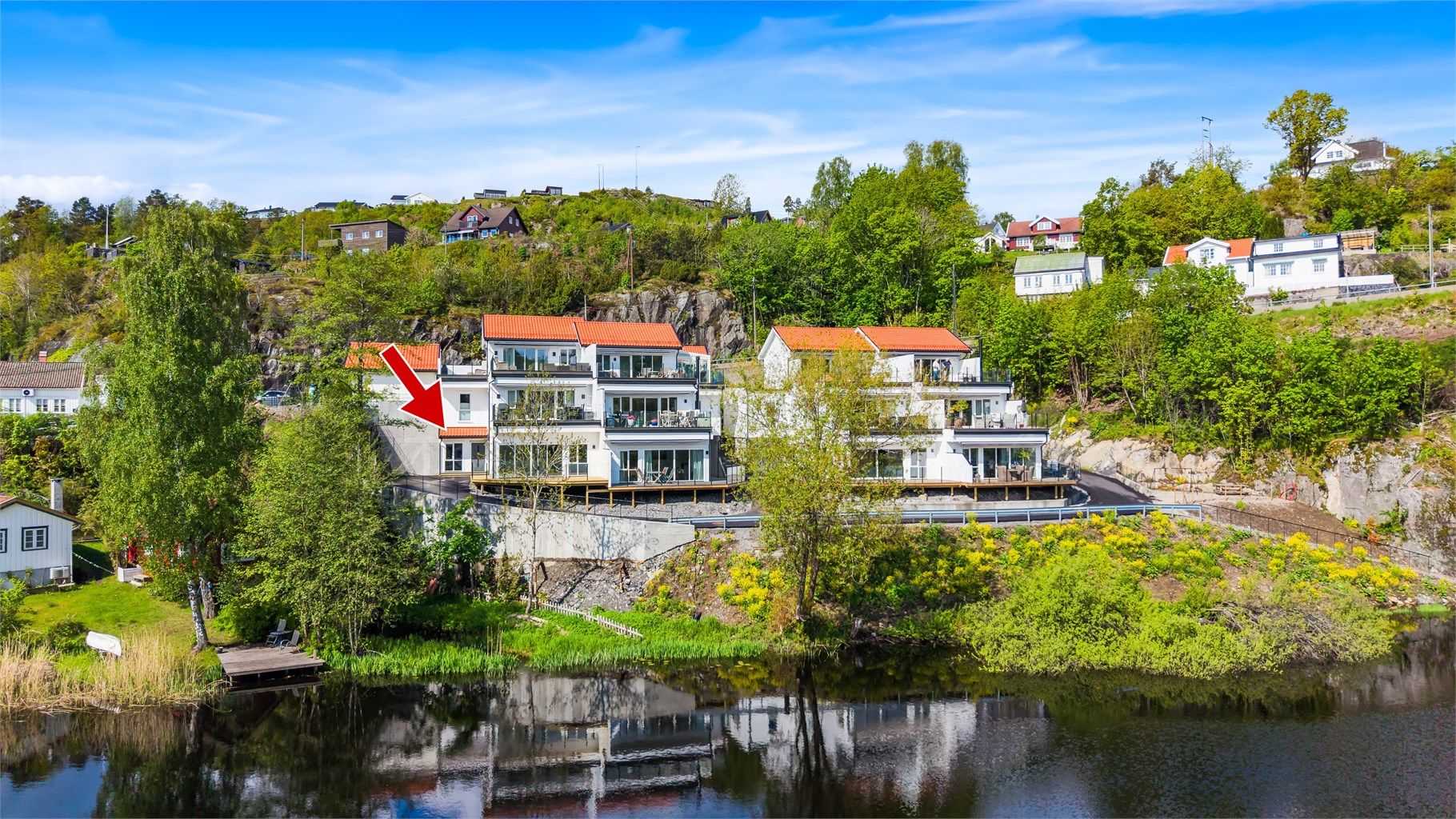Oversikt over eiendommen og dens unike plassering ved vannet.