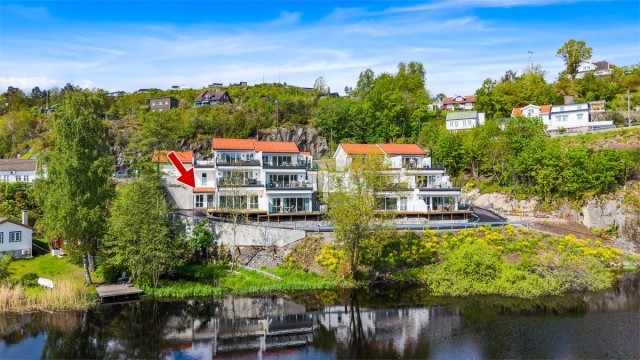 Oversikt over eiendommen og dens unike plassering ved vannet.