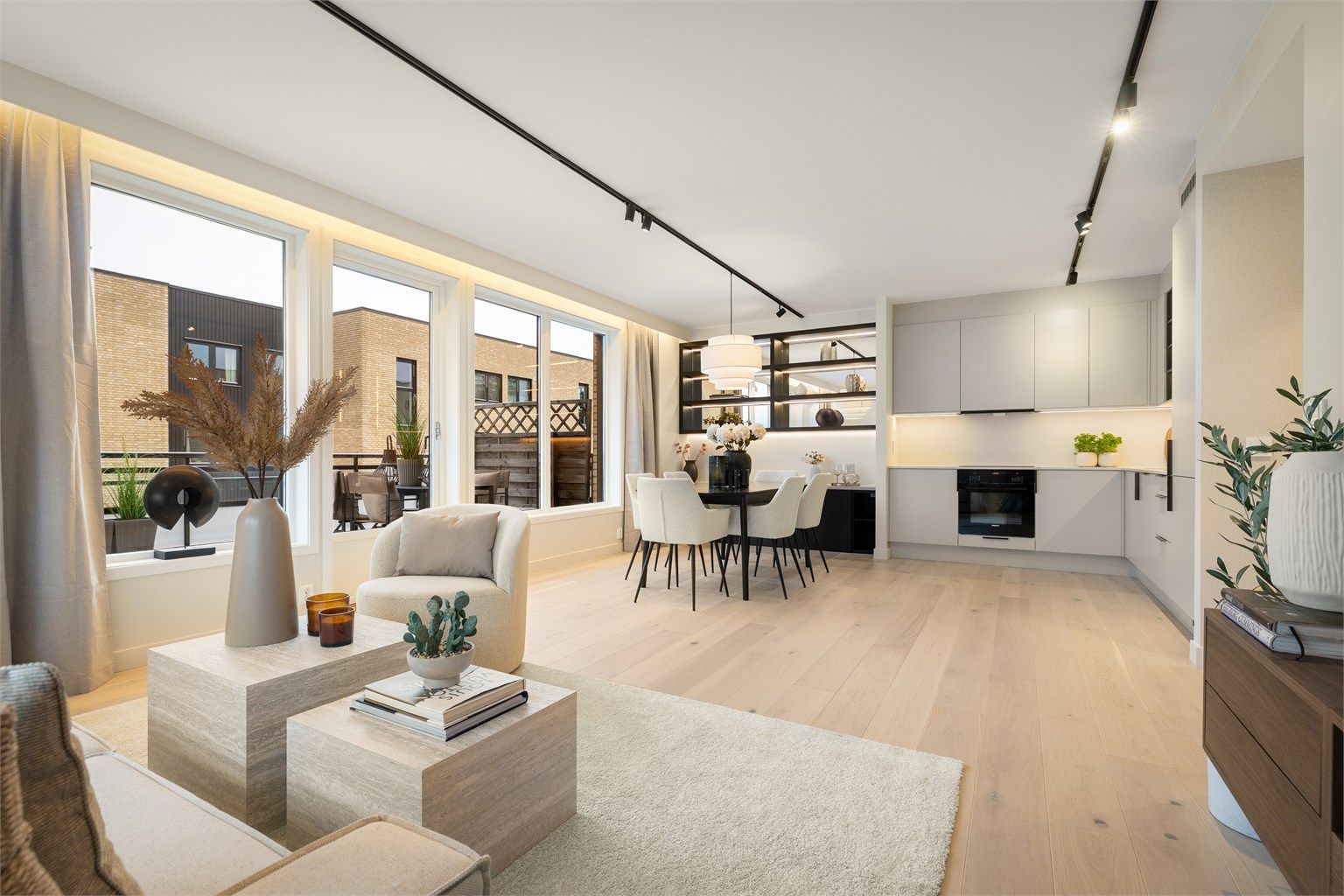 Leiligheten har gjennomgått en full forvandling og fremstår i dag som et eksklusivt og innbydende hjem.