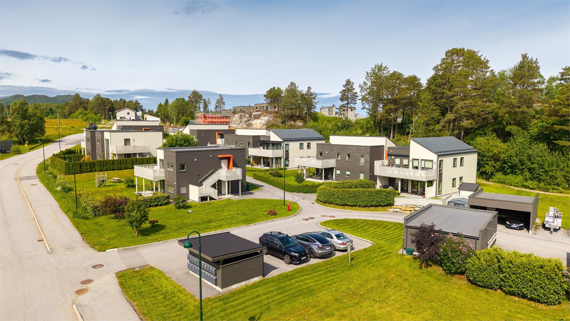 Området består hovedsakelig av nyere rekkehus, leiligheter og eneboliger.