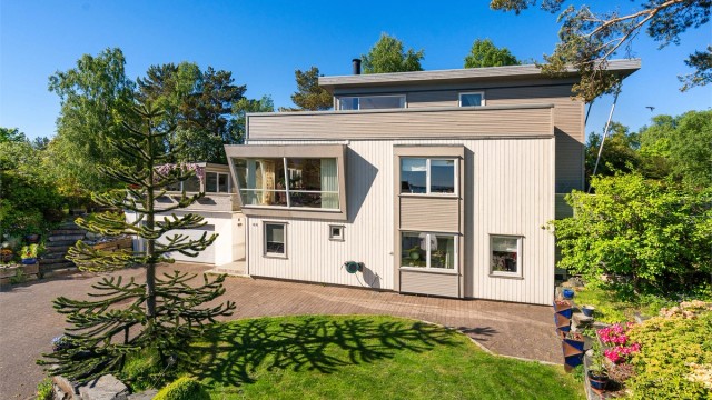 Eiendommen er pent beplantet med blant annet flere frukttrær