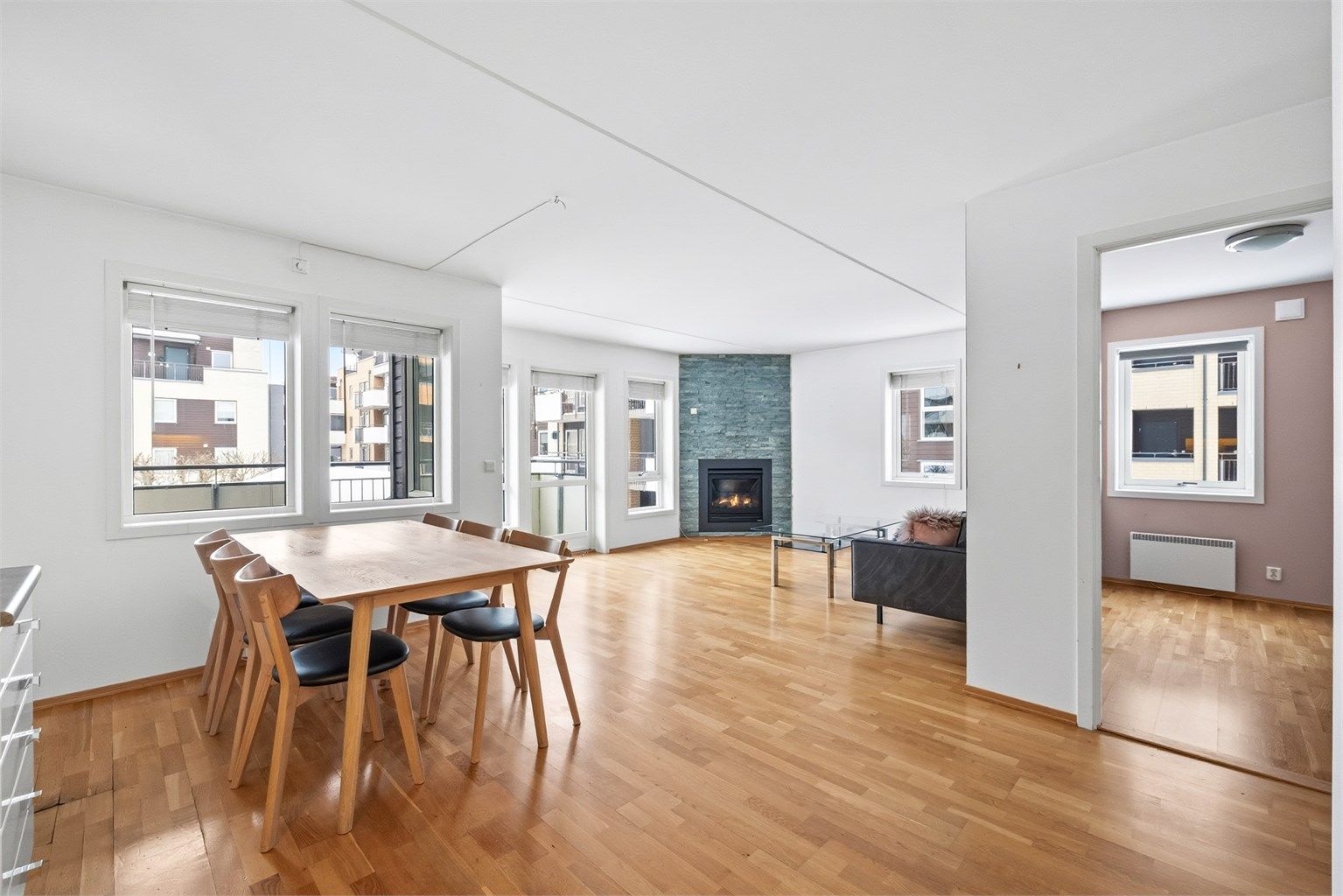 Leiligheten har meget god gjennomlysning via de mange vinduene