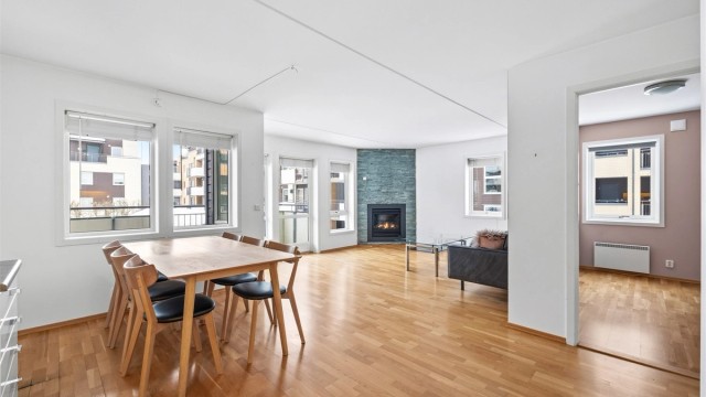 Leiligheten har meget god gjennomlysning via de mange vinduene