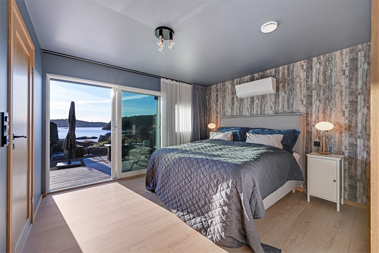 Hovedsoverom med en fantastisk sjøutsikt og adkomst ut til terrassen. 